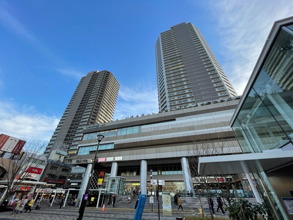 国分寺駅北口交通広場からツインタワーを仰ぐ。※2021年1月当社撮影