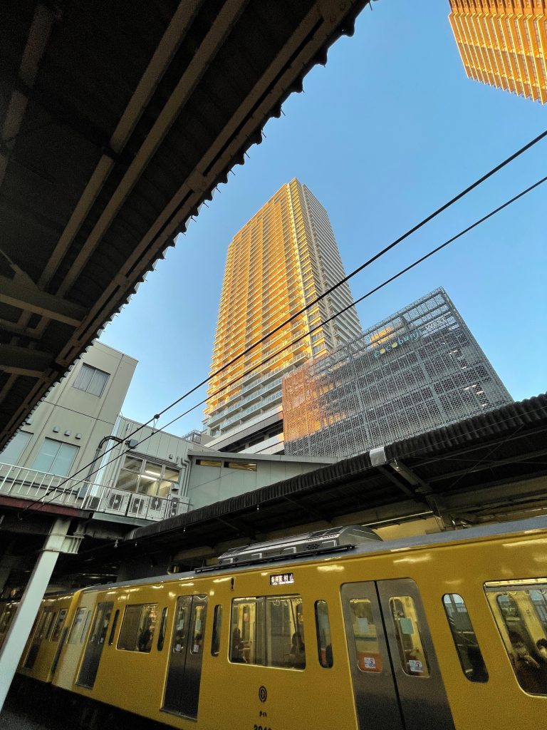 国分寺駅4番ホームから外観を仰ぎ見る。2021年12月当社撮影。